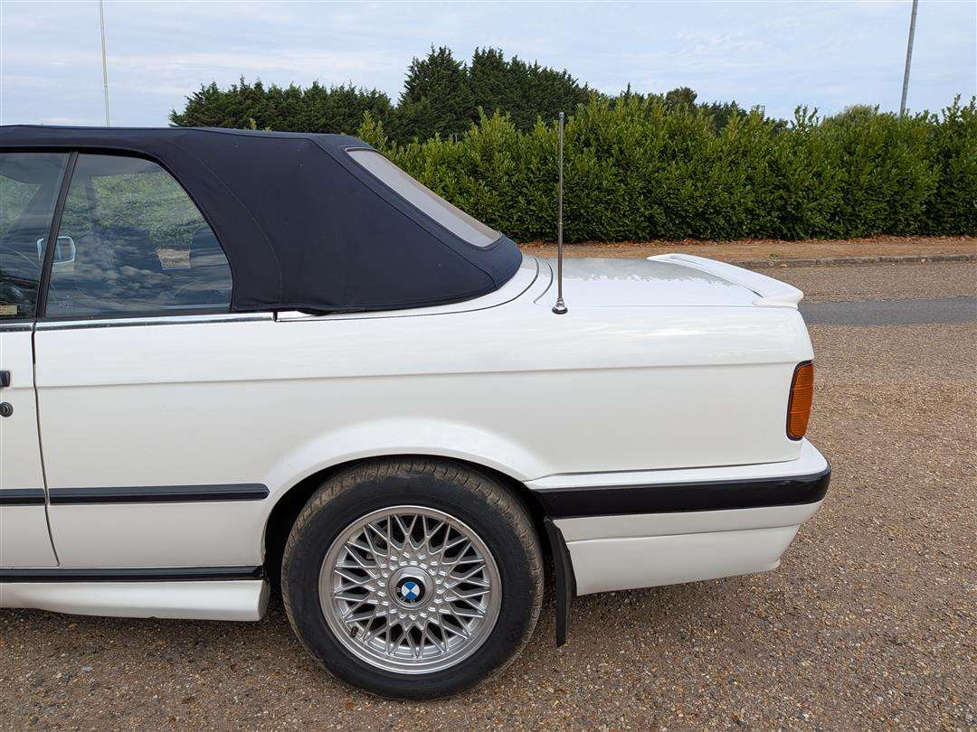 <p>1992 BMW 320I E30 CONVERTIBLE</p>