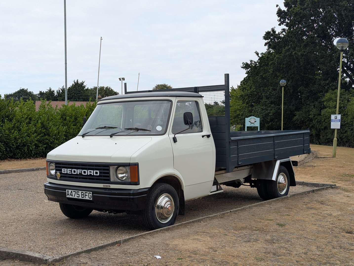 <p>1983 BEDFORD CF 97 K60 DROPSIDE LORRY</p>