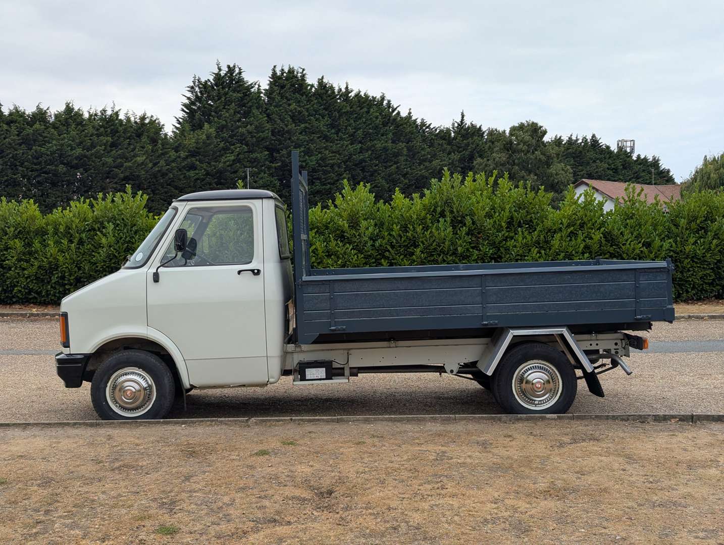 <p>1983 BEDFORD CF 97 K60 DROPSIDE LORRY</p>