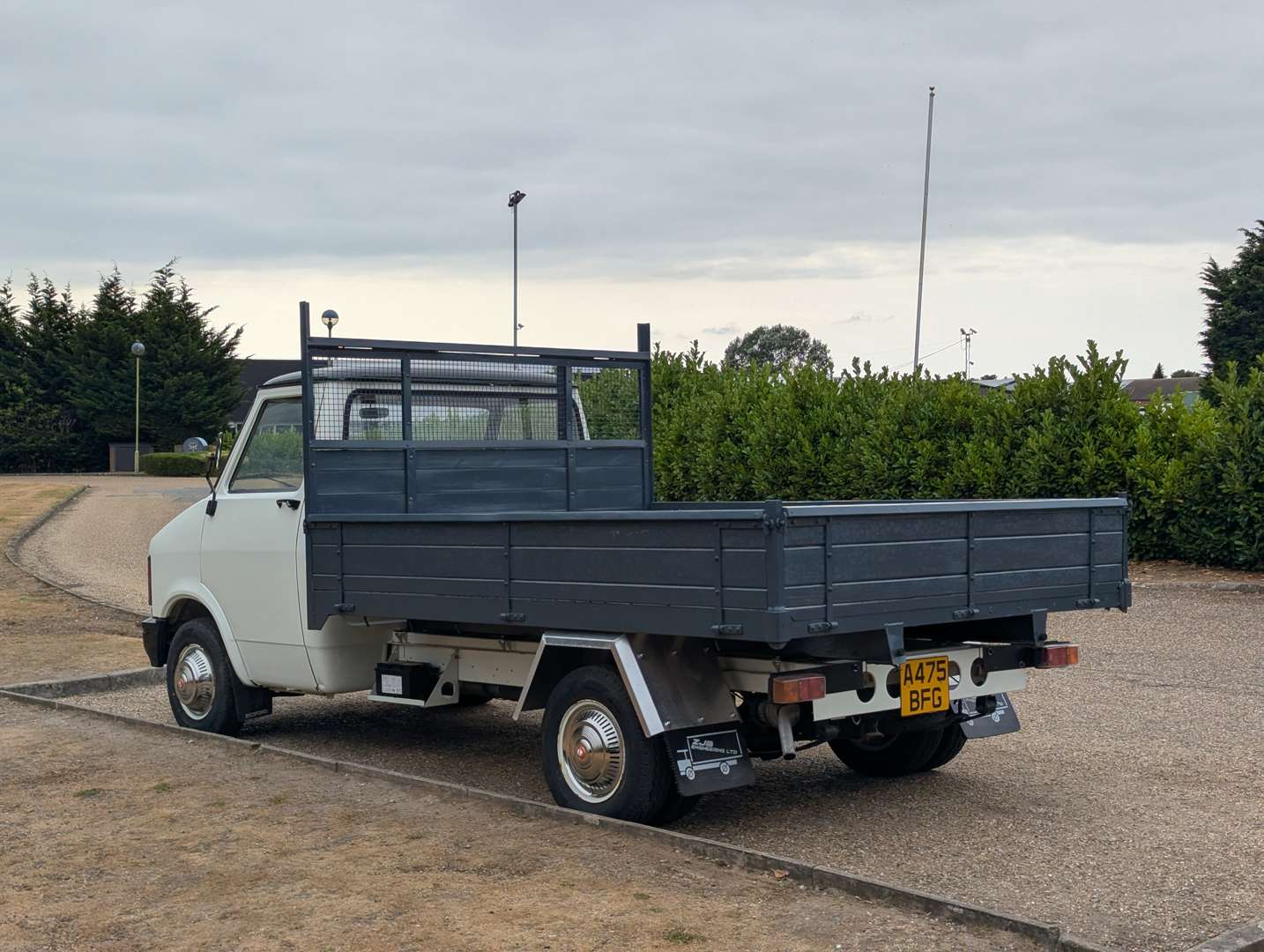 <p>1983 BEDFORD CF 97 K60 DROPSIDE LORRY</p>