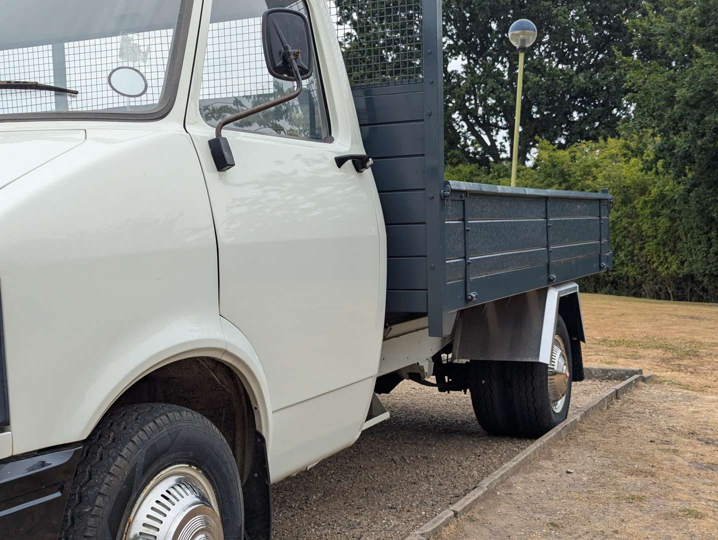 <p>1983 BEDFORD CF 97 K60 DROPSIDE LORRY</p>