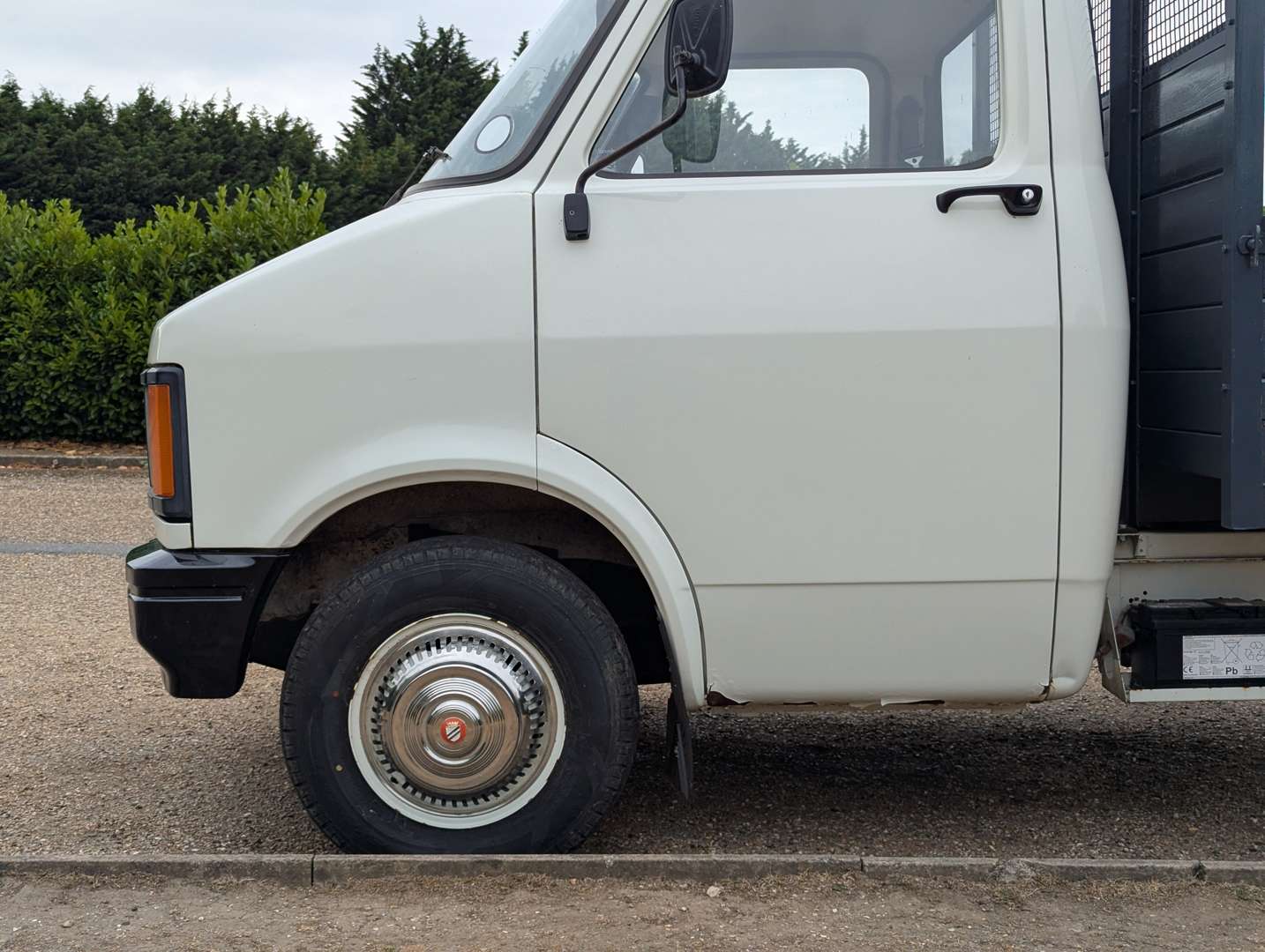 <p>1983 BEDFORD CF 97 K60 DROPSIDE LORRY</p>