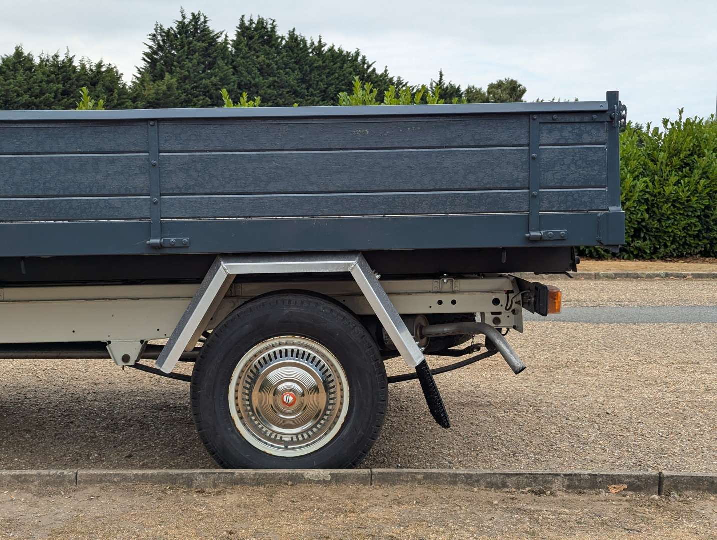 <p>1983 BEDFORD CF 97 K60 DROPSIDE LORRY</p>