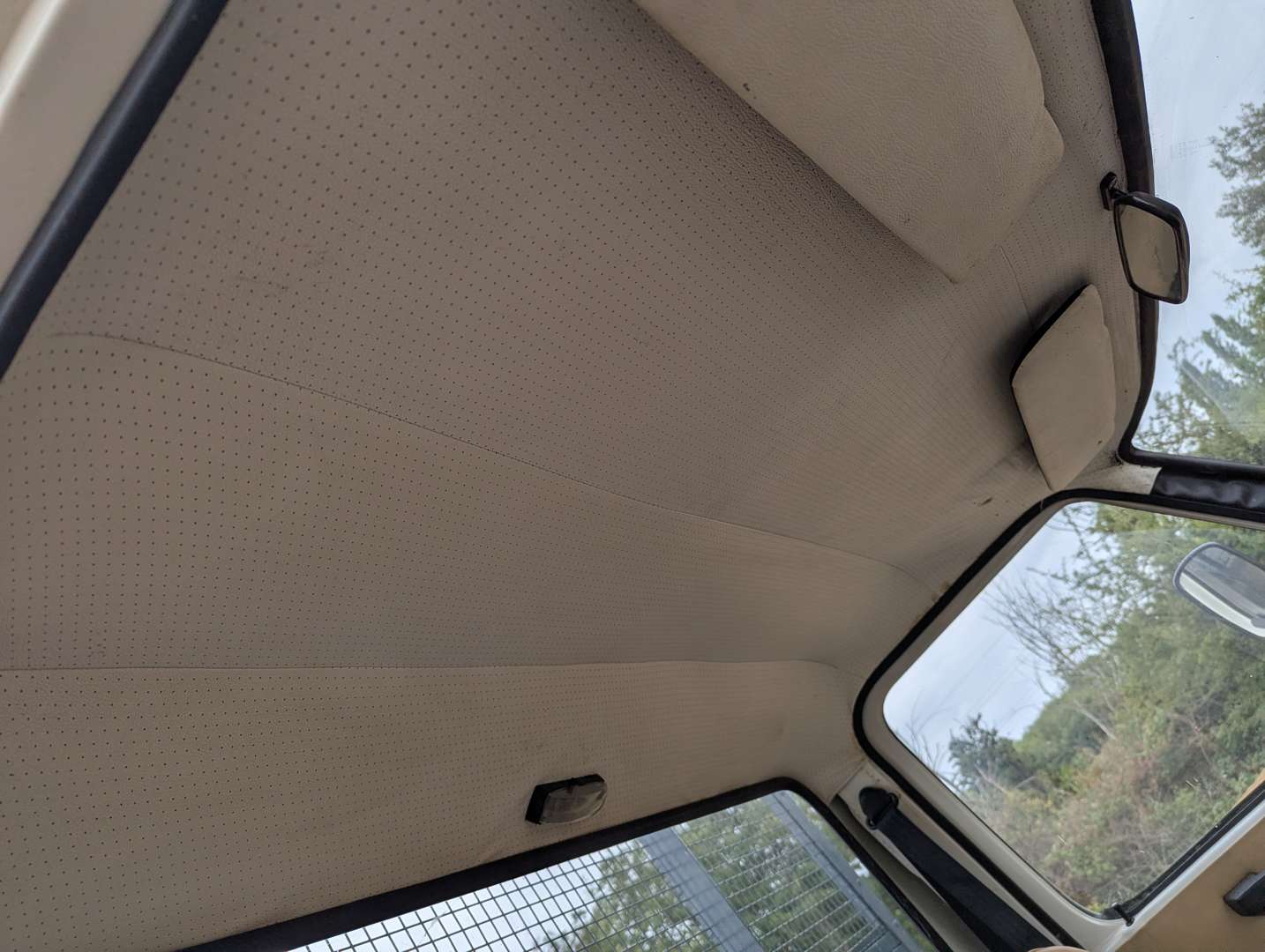 <p>1983 BEDFORD CF 97 K60 DROPSIDE LORRY</p>
