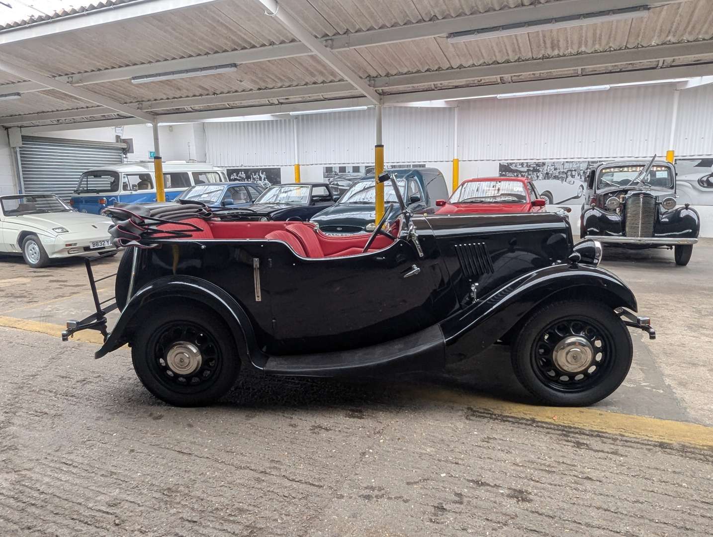 <p>1938 MORRIS 8</p>