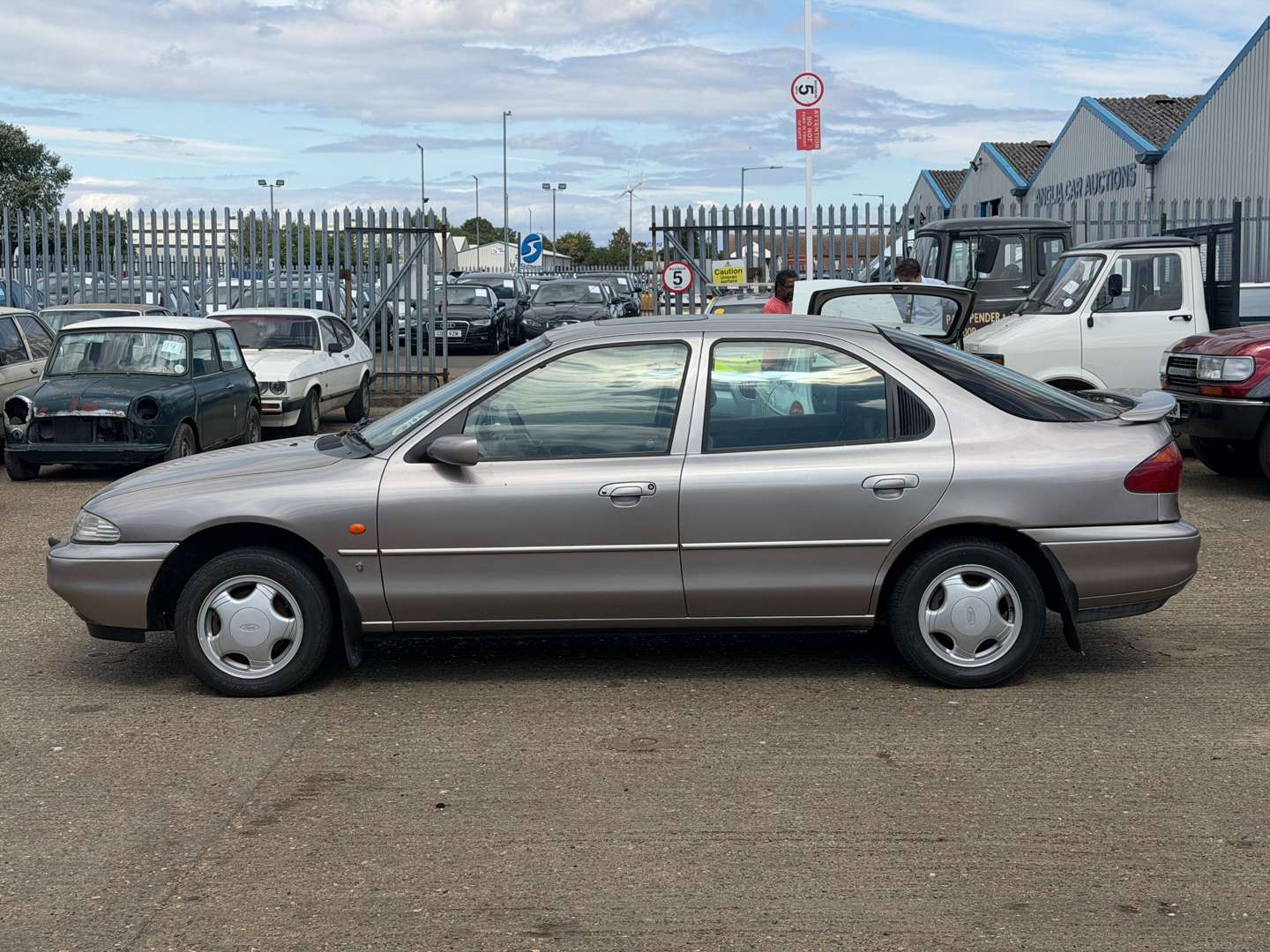 <p>1993 FORD MONDEO 2.0 GHIA</p>