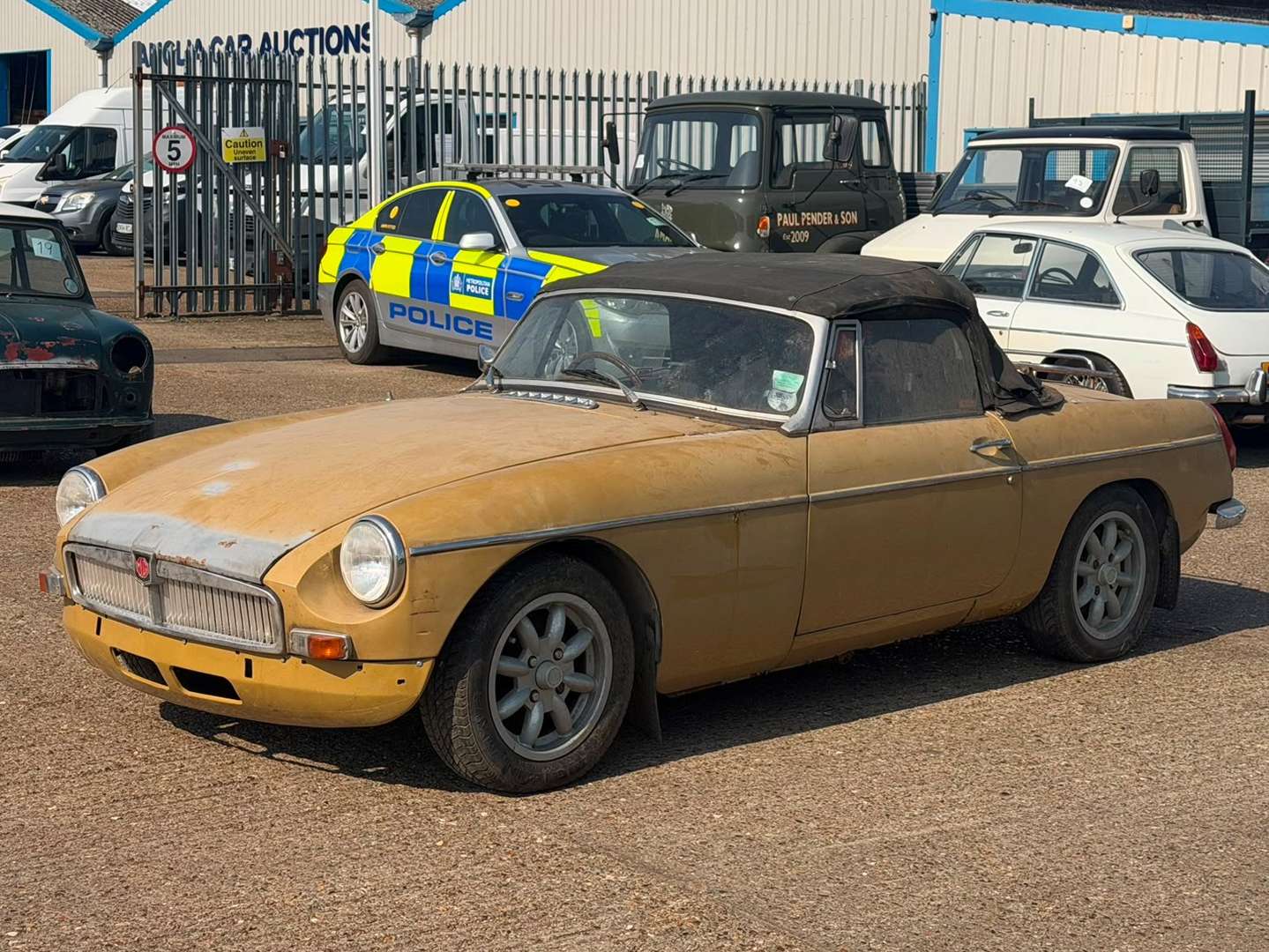 <p>1972 MG B ROADSTER</p>