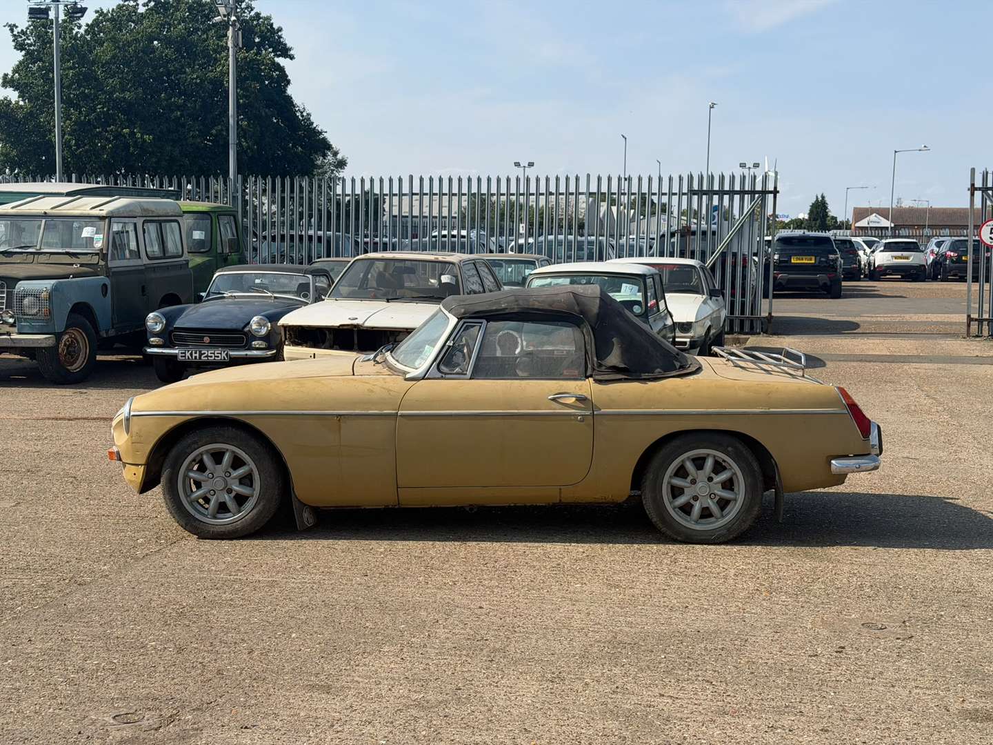 <p>1972 MG B ROADSTER</p>