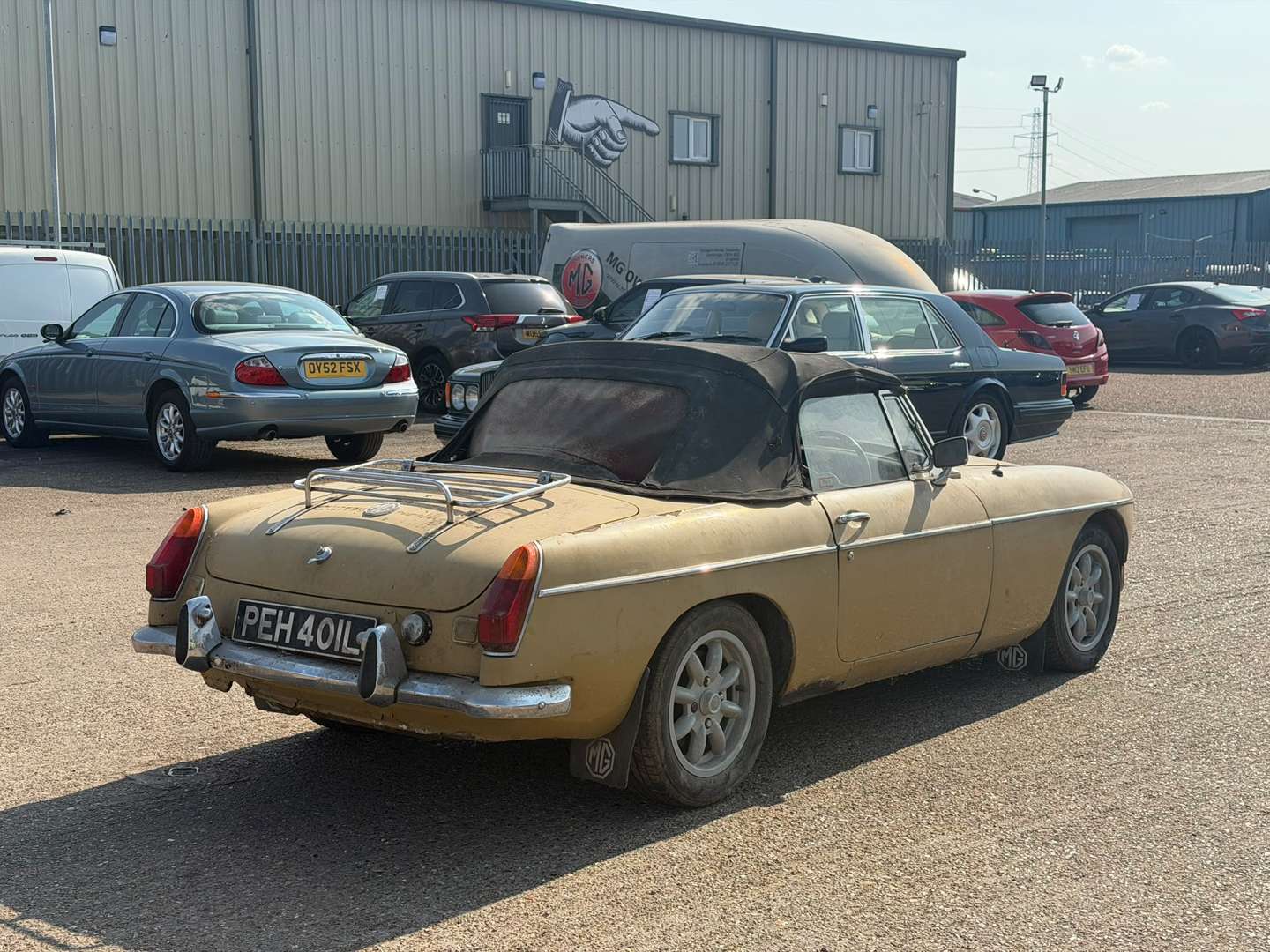 <p>1972 MG B ROADSTER</p>