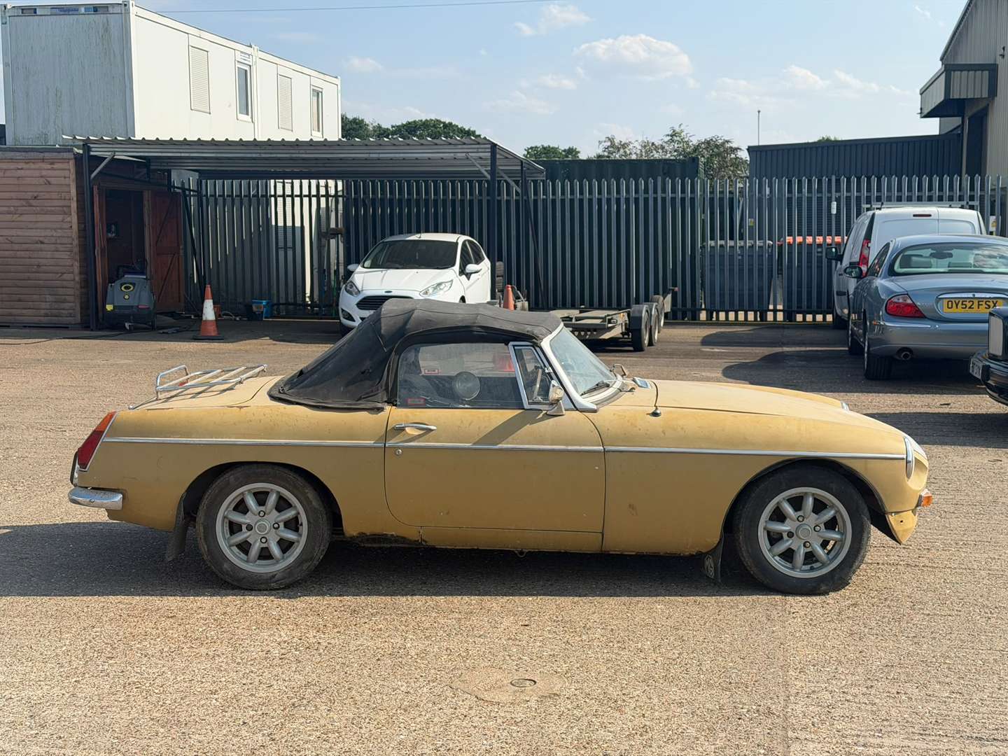 <p>1972 MG B ROADSTER</p>