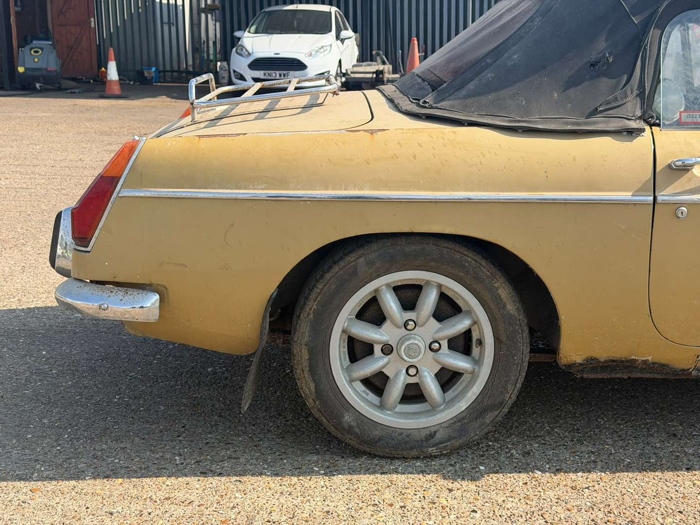 <p>1972 MG B ROADSTER</p>