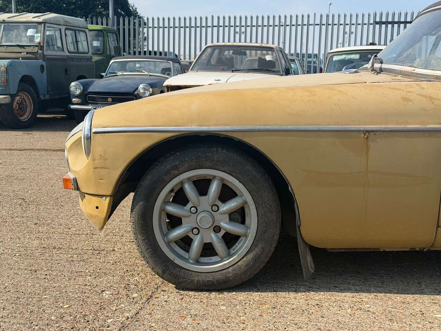 <p>1972 MG B ROADSTER</p>
