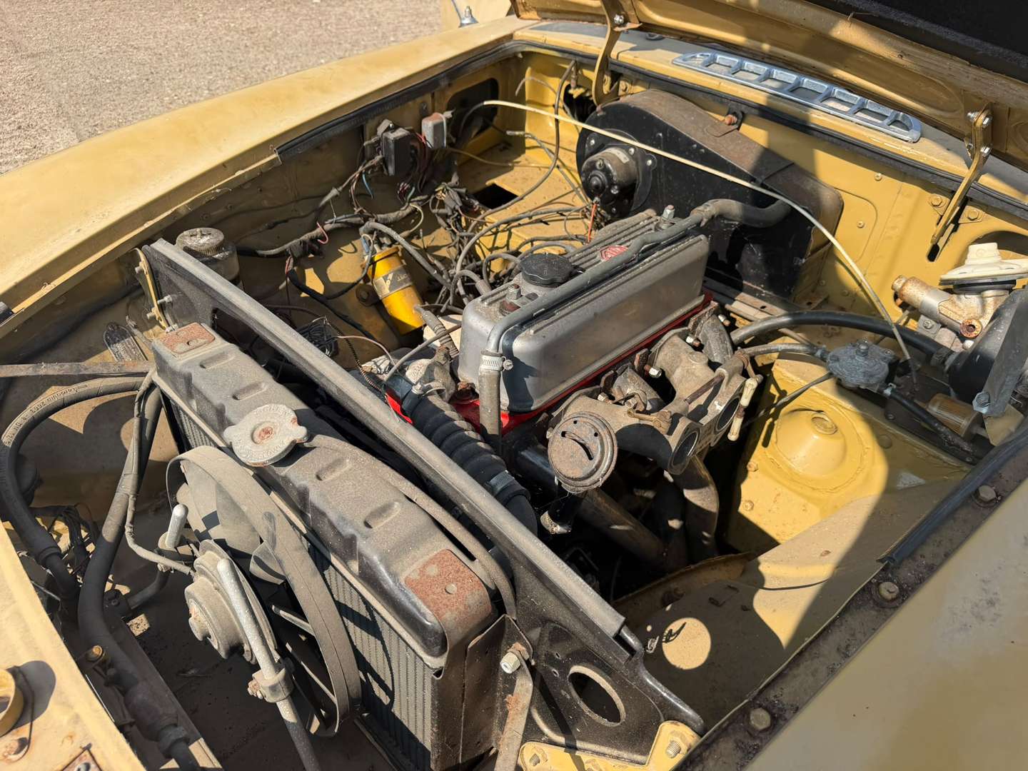 <p>1972 MG B ROADSTER</p>