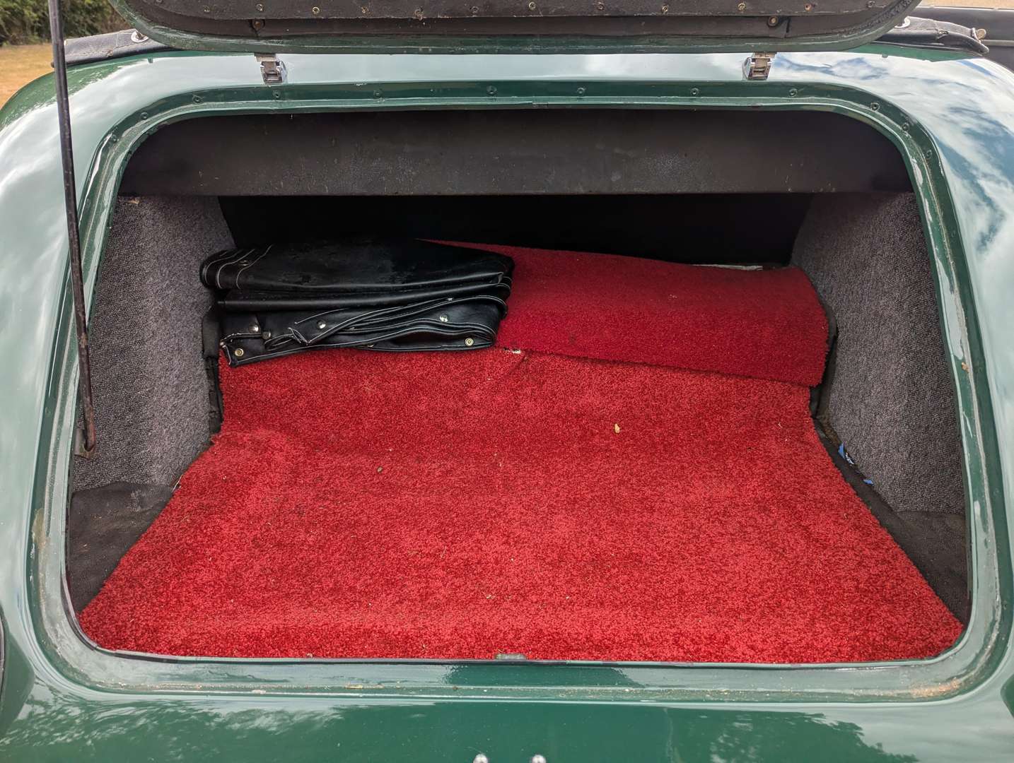 <p>1956 PARAMOUNT ROADSTER</p>