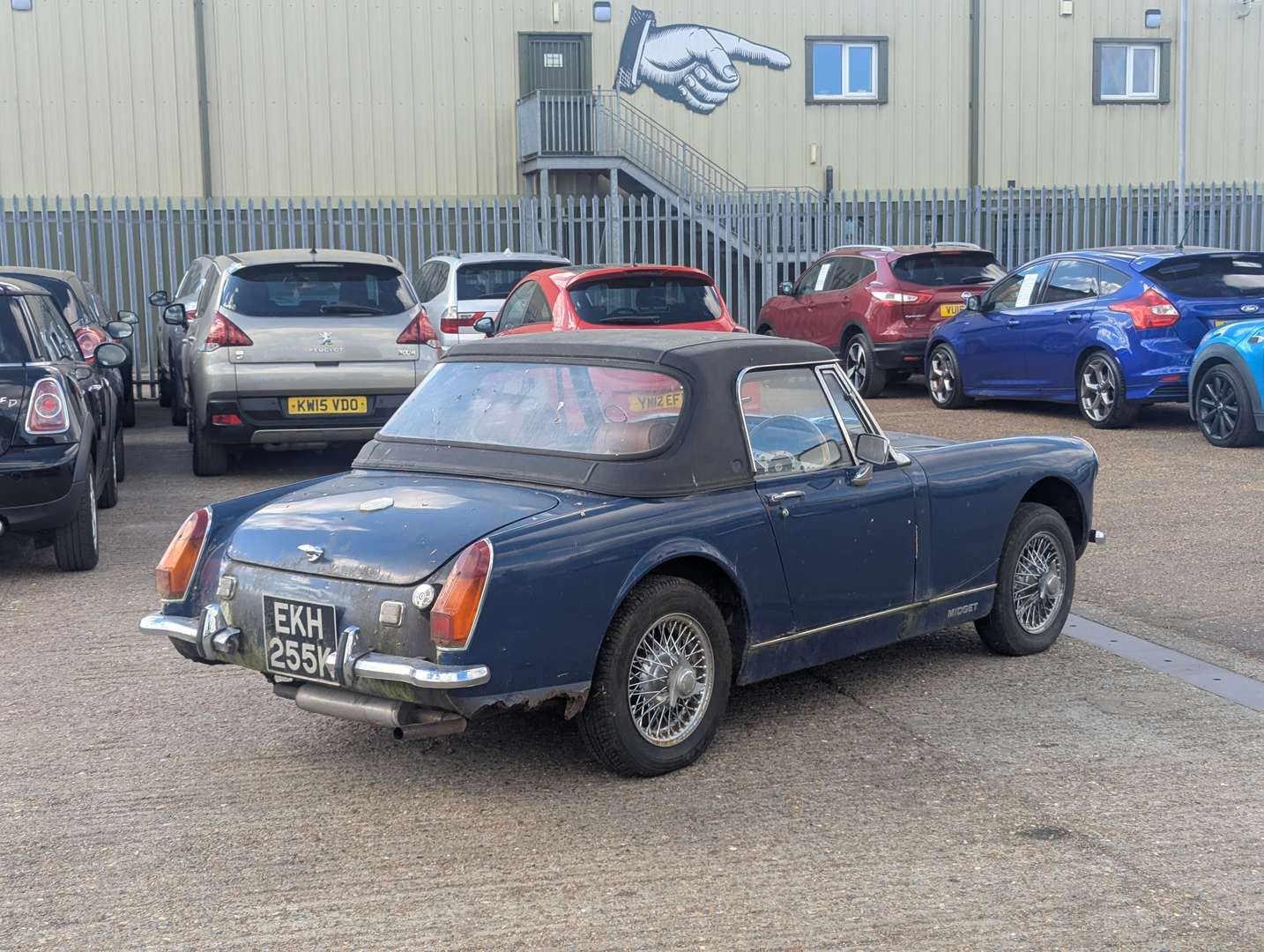 <p>1972 MG MIDGET</p>