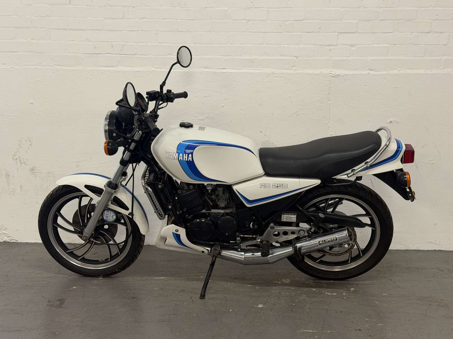 <p>1984 YAMAHA RD250 LC</p>