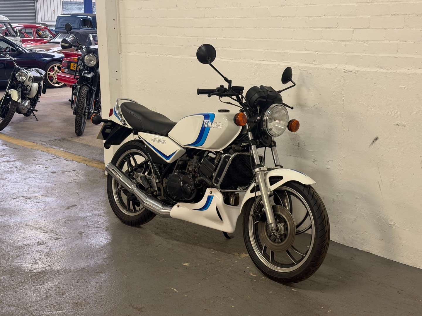 <p>1984 YAMAHA RD250 LC</p>