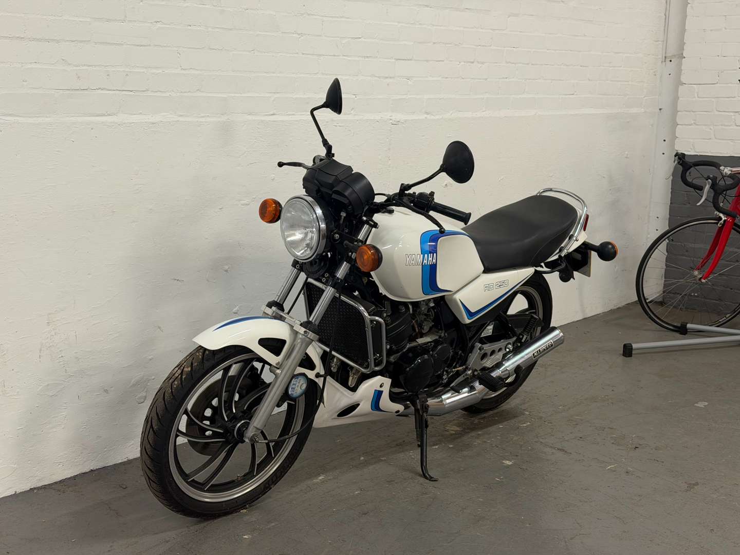 <p>1984 YAMAHA RD250 LC</p>