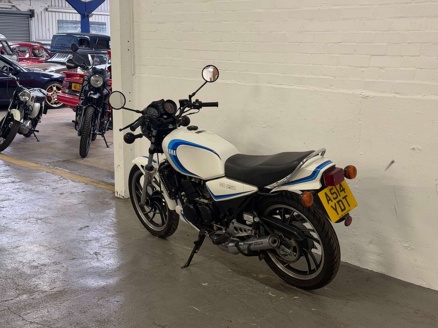 <p>1984 YAMAHA RD250 LC</p>