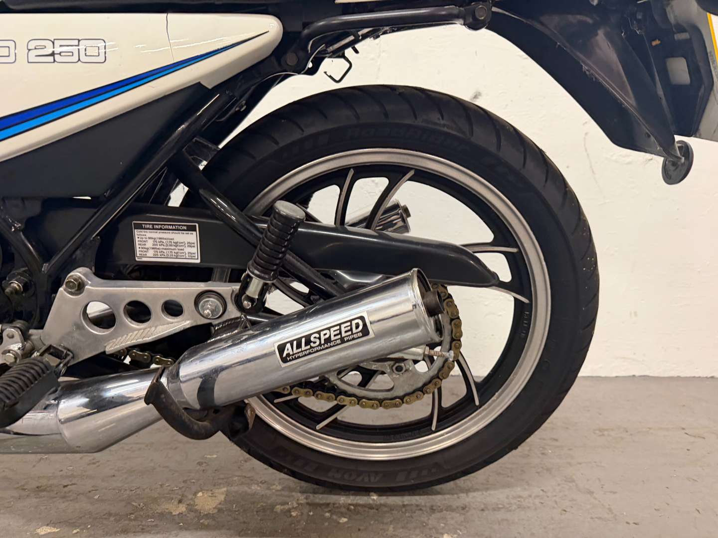 <p>1984 YAMAHA RD250 LC</p>
