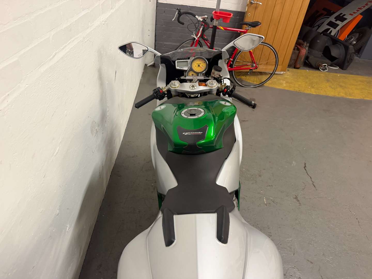 <p>2005 BENELLI TORNADO TRE NOVECENTO</p>
