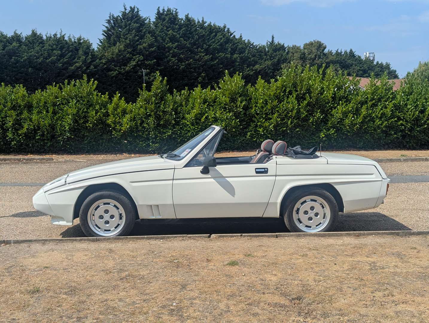<p>1985 RELIANT SCIMITAR SS1</p>