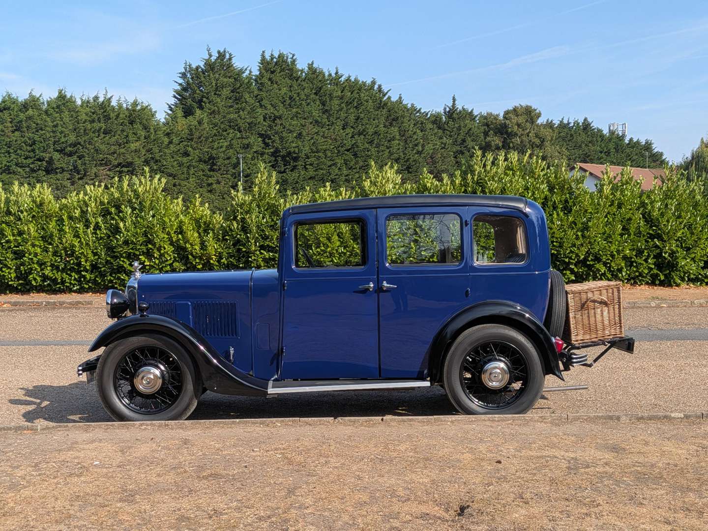 <p>1934 MORRIS 10/4 SALOON</p>