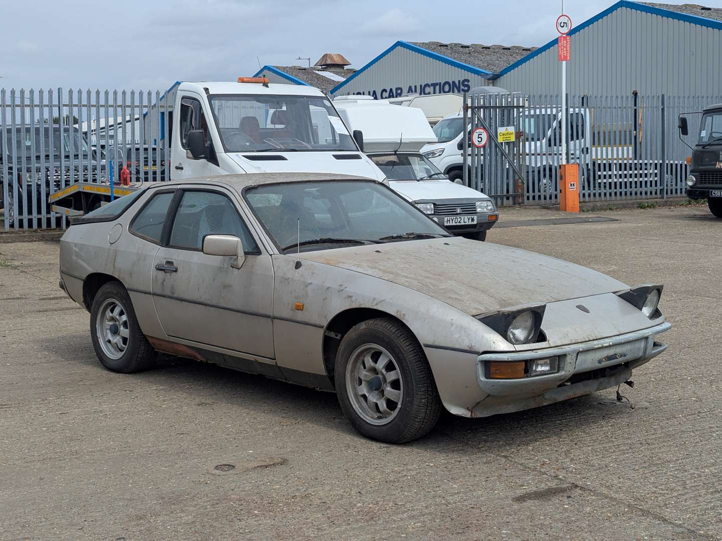 <p>1985 PORSCHE 924</p>