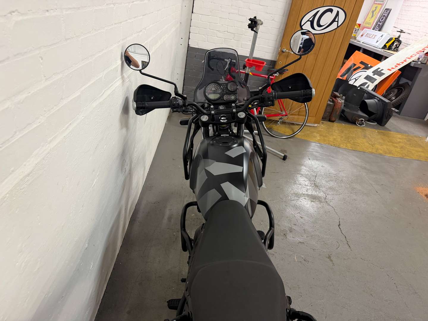 <p>2024 ROYAL ENFIELD HIMALAYAN E5</p>