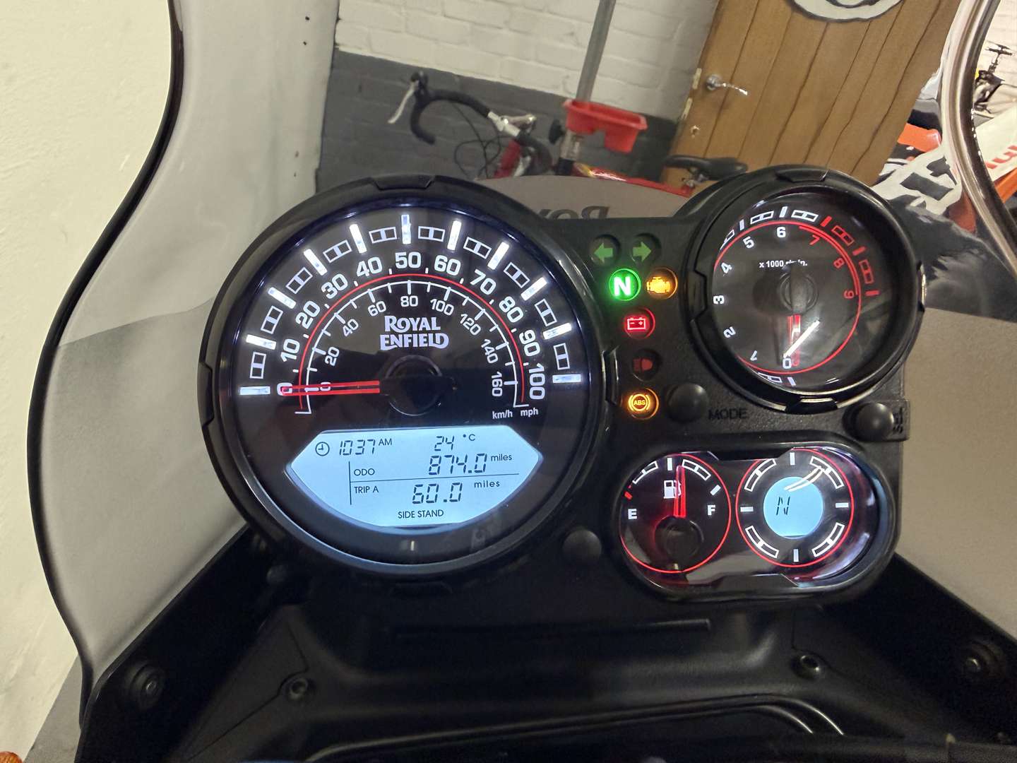 <p>2024 ROYAL ENFIELD HIMALAYAN E5</p>