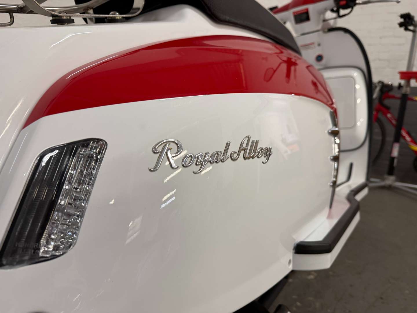 <p>2018 ROYAL ALLOY GT125</p>