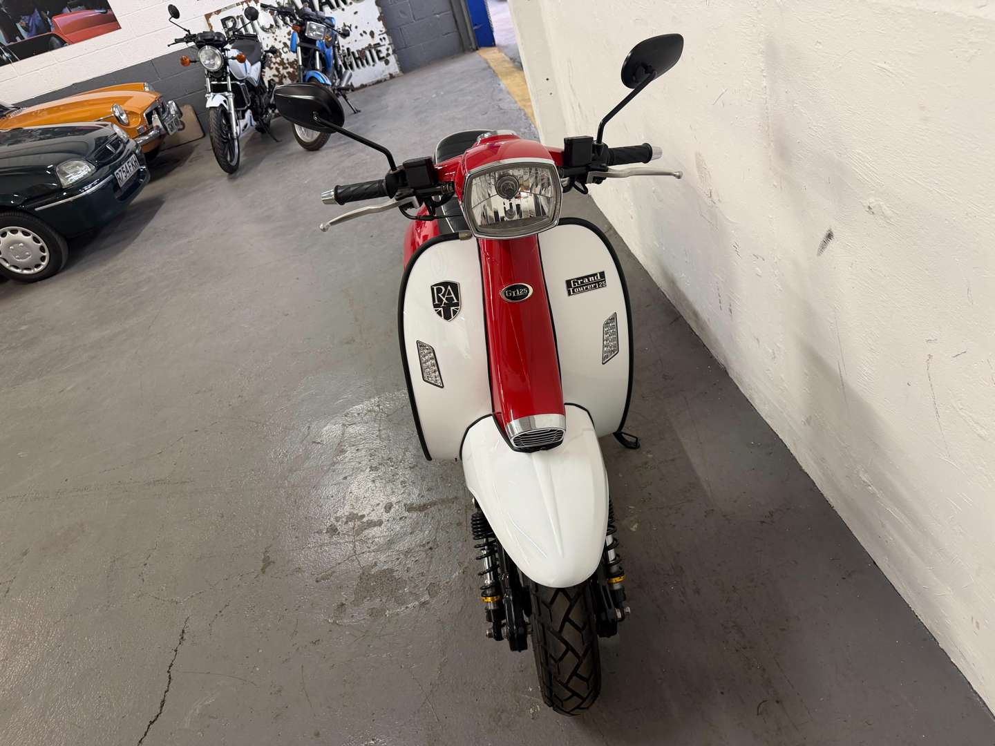 <p>2018 ROYAL ALLOY GT125</p>