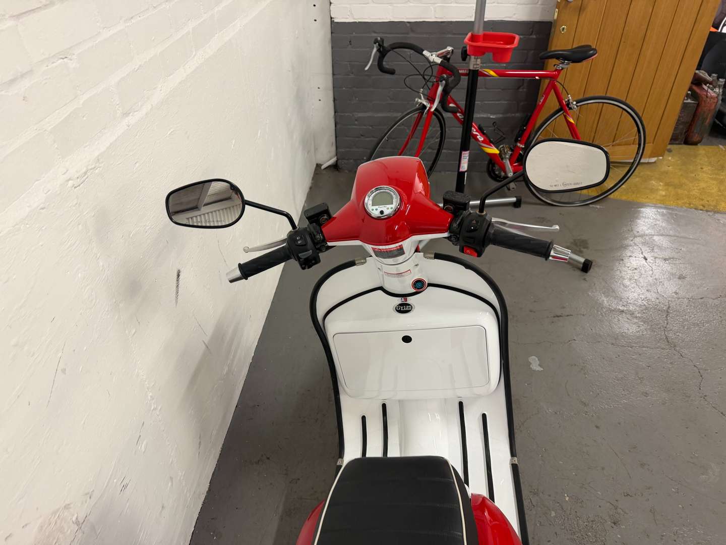 <p>2018 ROYAL ALLOY GT125</p>