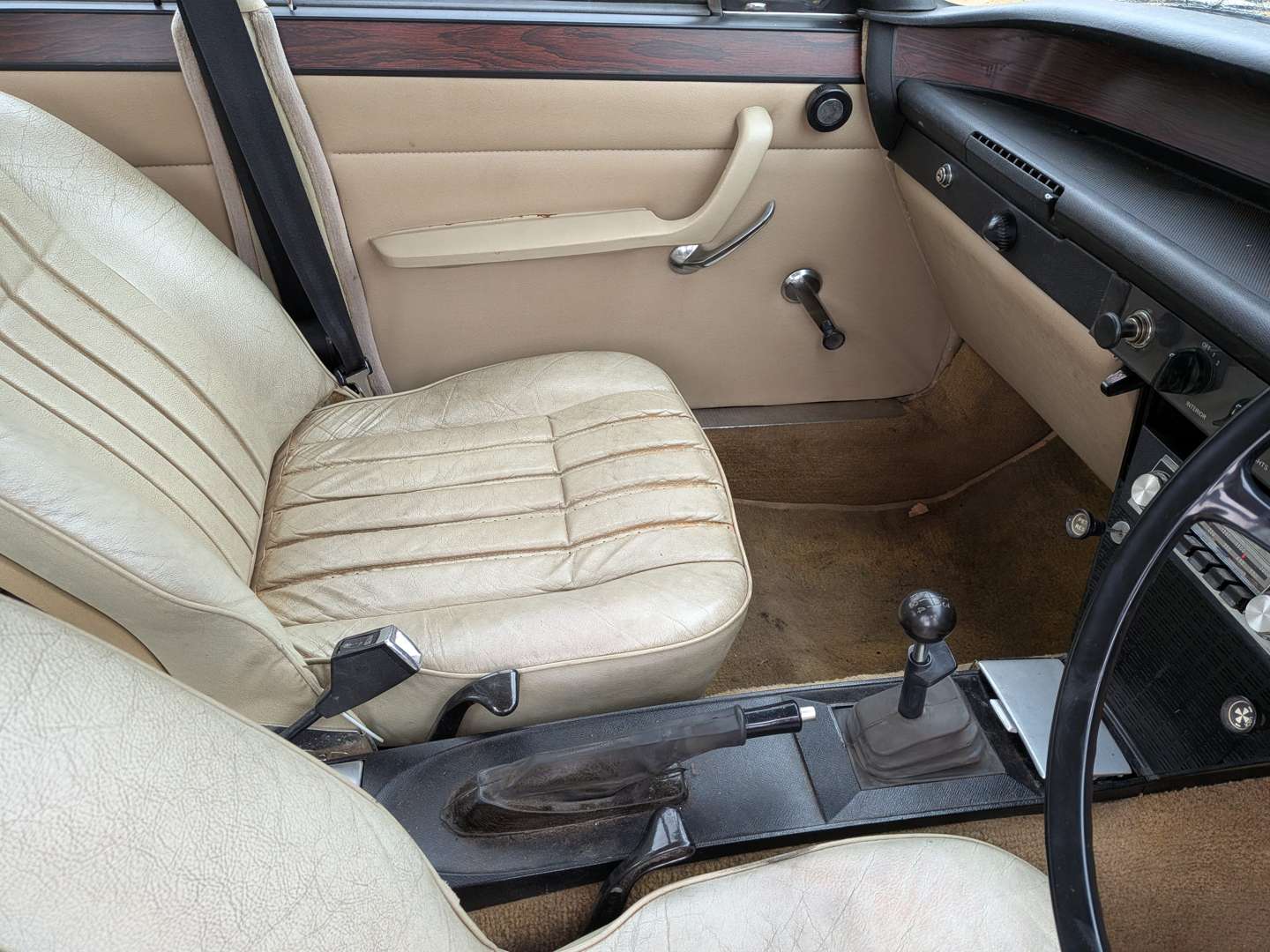 <p>1975 ROVER 3500S</p>