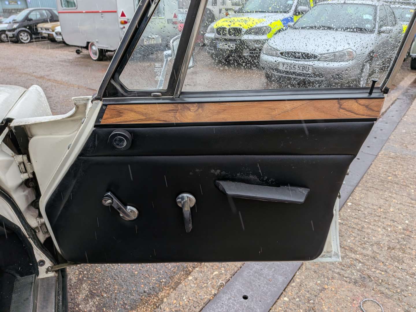 <p>1977 ROVER 2200 SC</p>