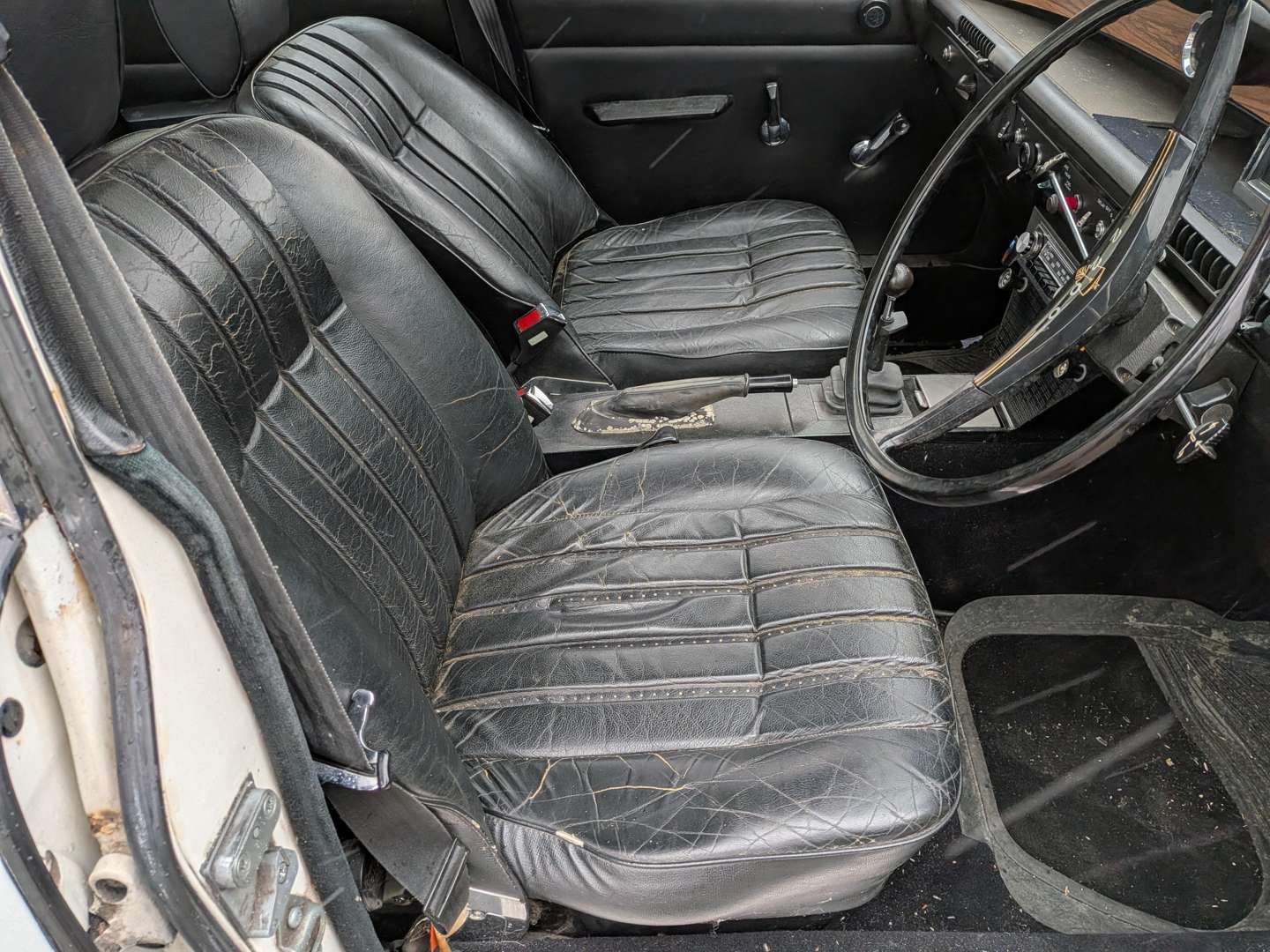 <p>1977 ROVER 2200 SC</p>