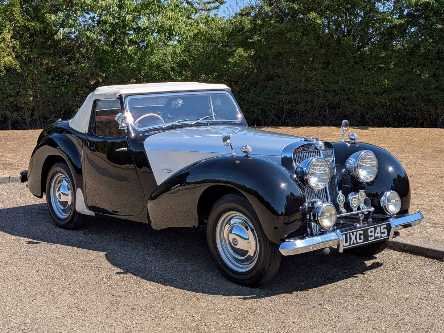 <p>1947 TRIUMPH ROADSTER</p>