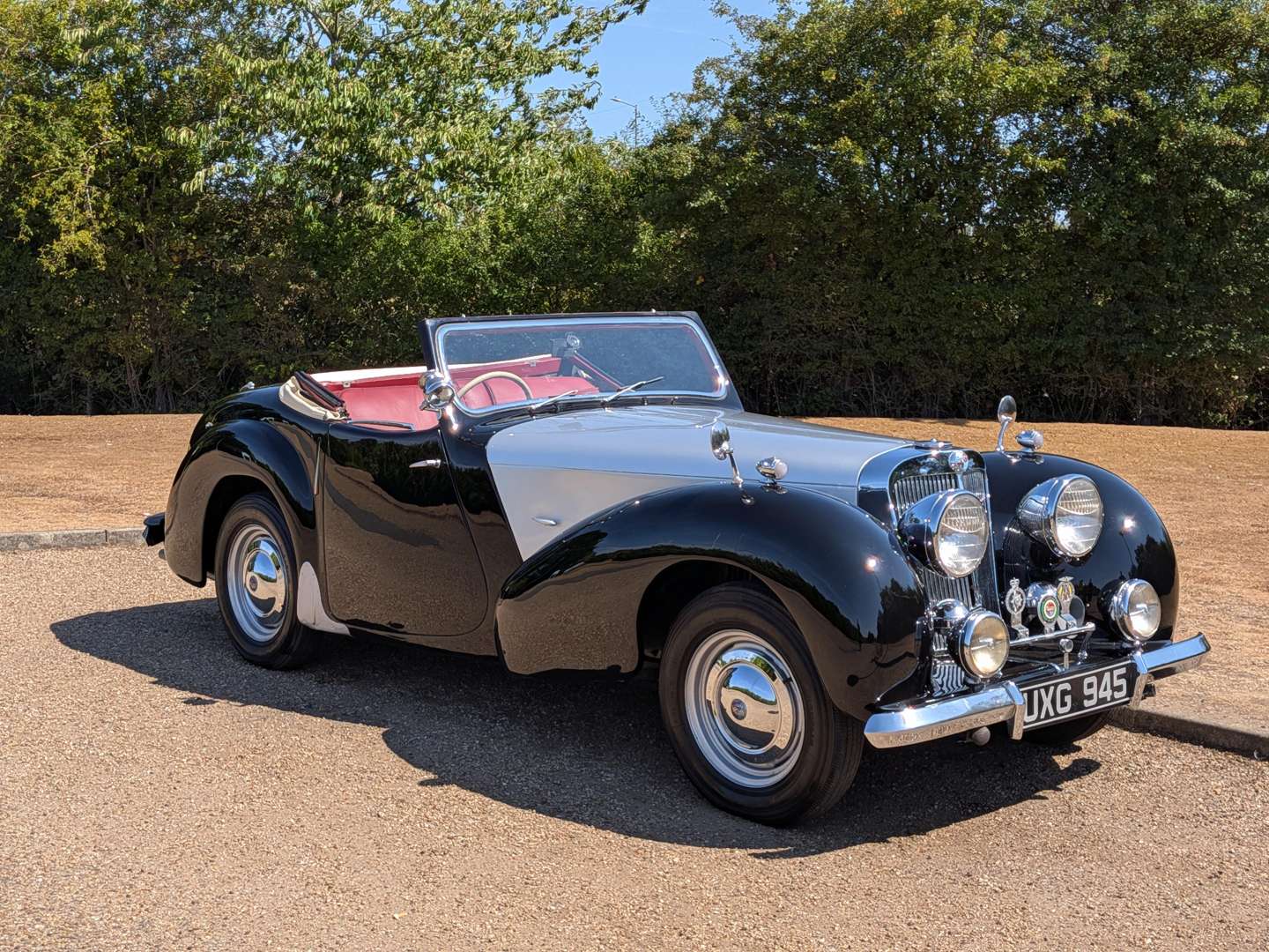 <p>1947 TRIUMPH ROADSTER</p>