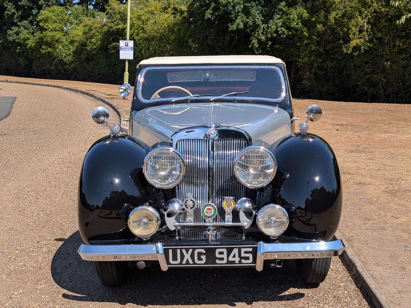 <p>1947 TRIUMPH ROADSTER</p>