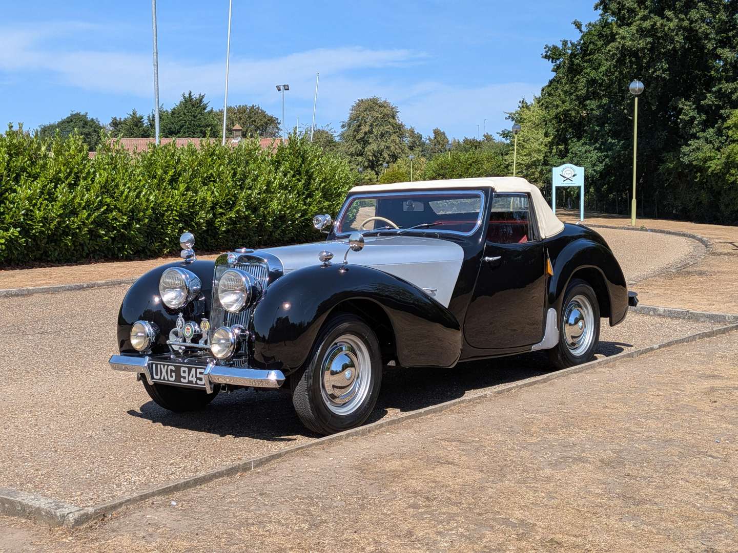 <p>1947 TRIUMPH ROADSTER</p>