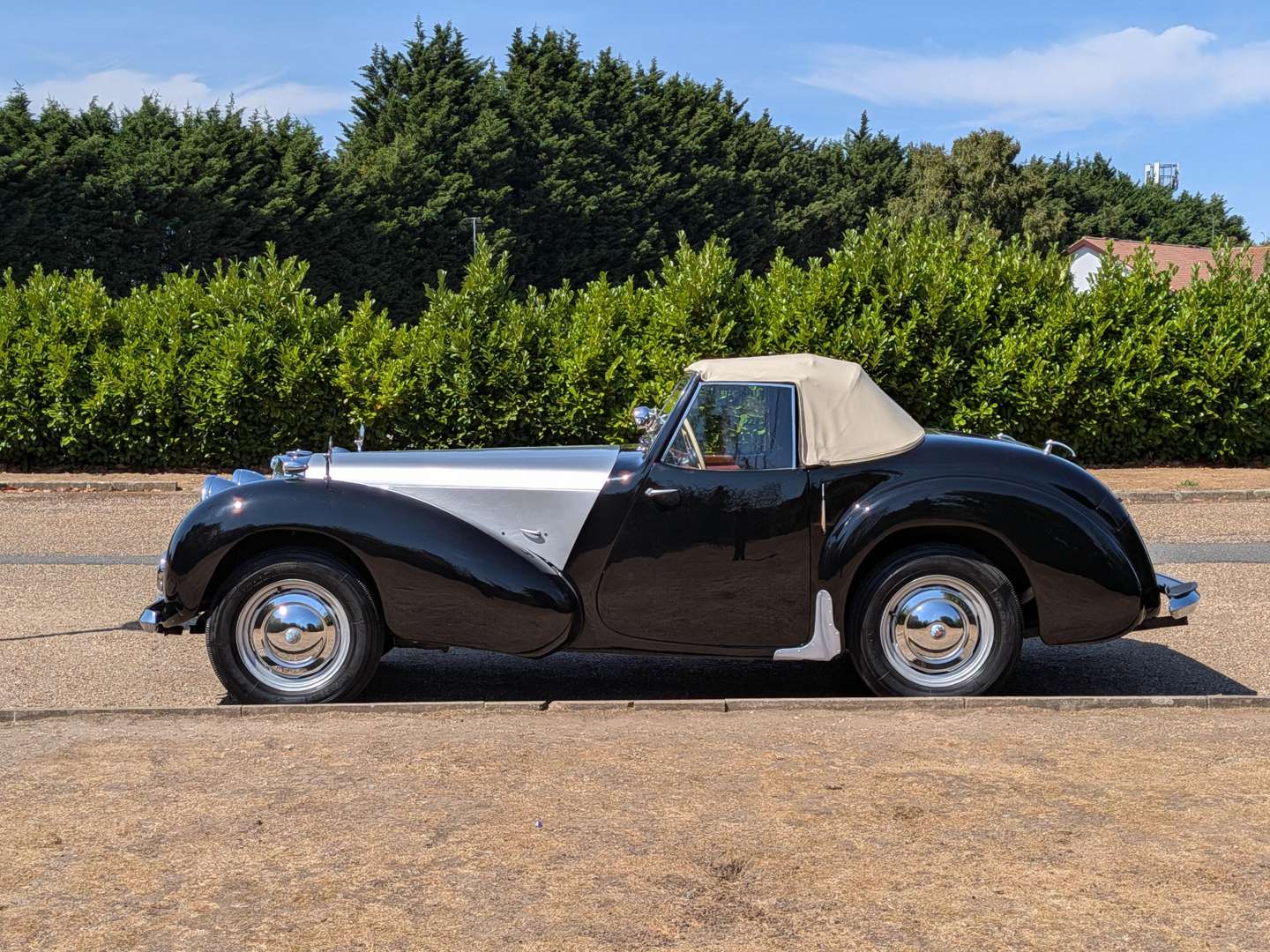 <p>1947 TRIUMPH ROADSTER</p>