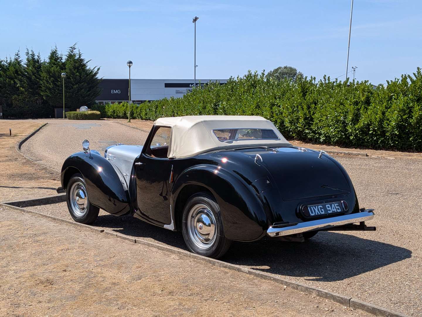<p>1947 TRIUMPH ROADSTER</p>