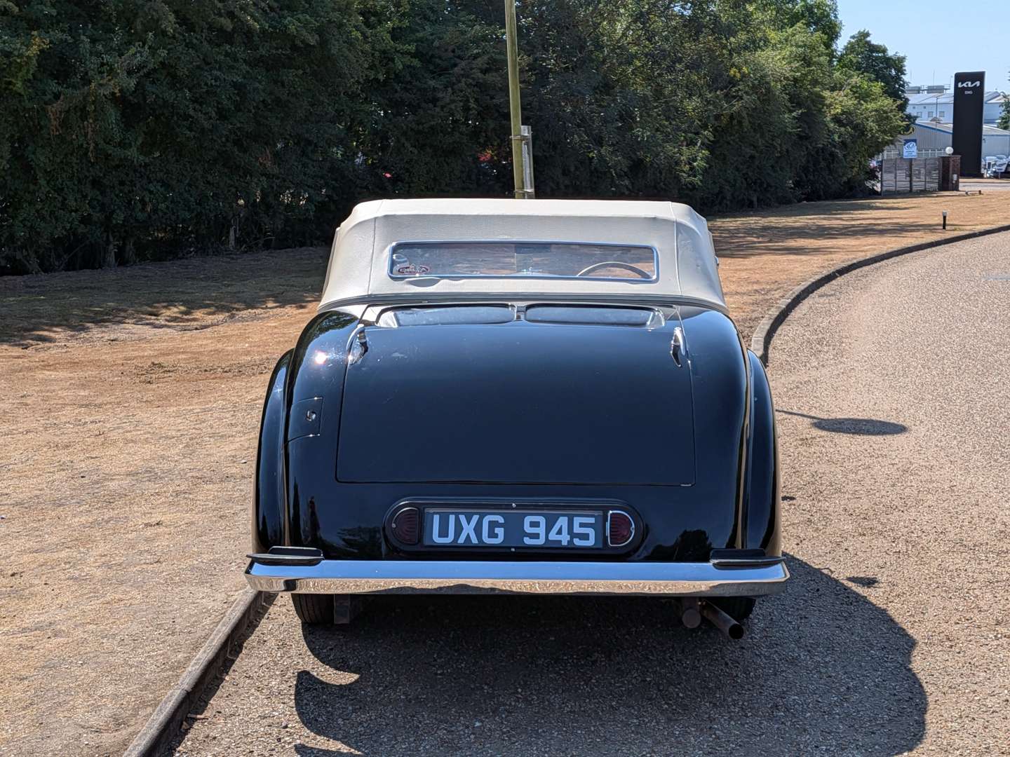<p>1947 TRIUMPH ROADSTER</p>