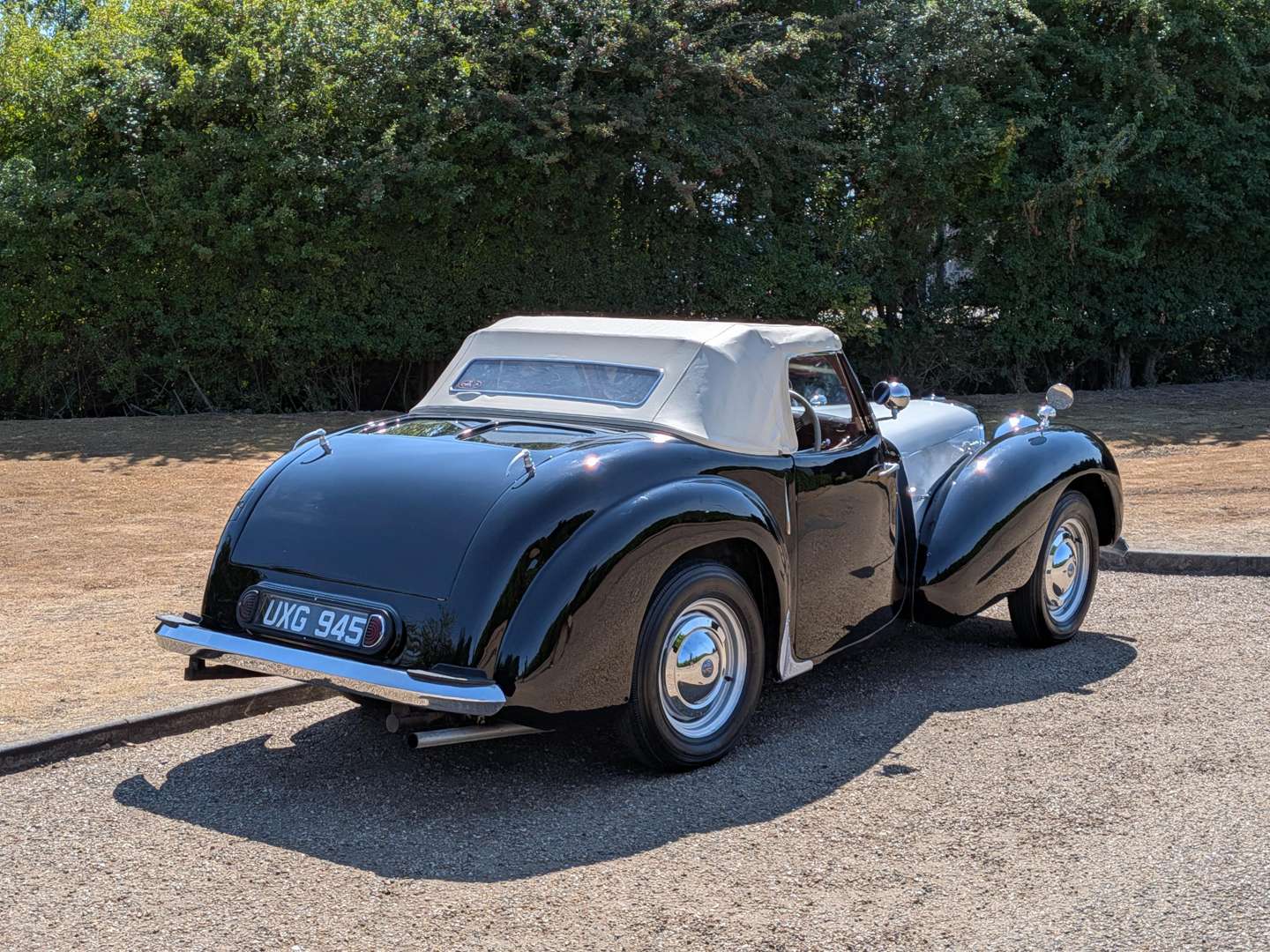 <p>1947 TRIUMPH ROADSTER</p>