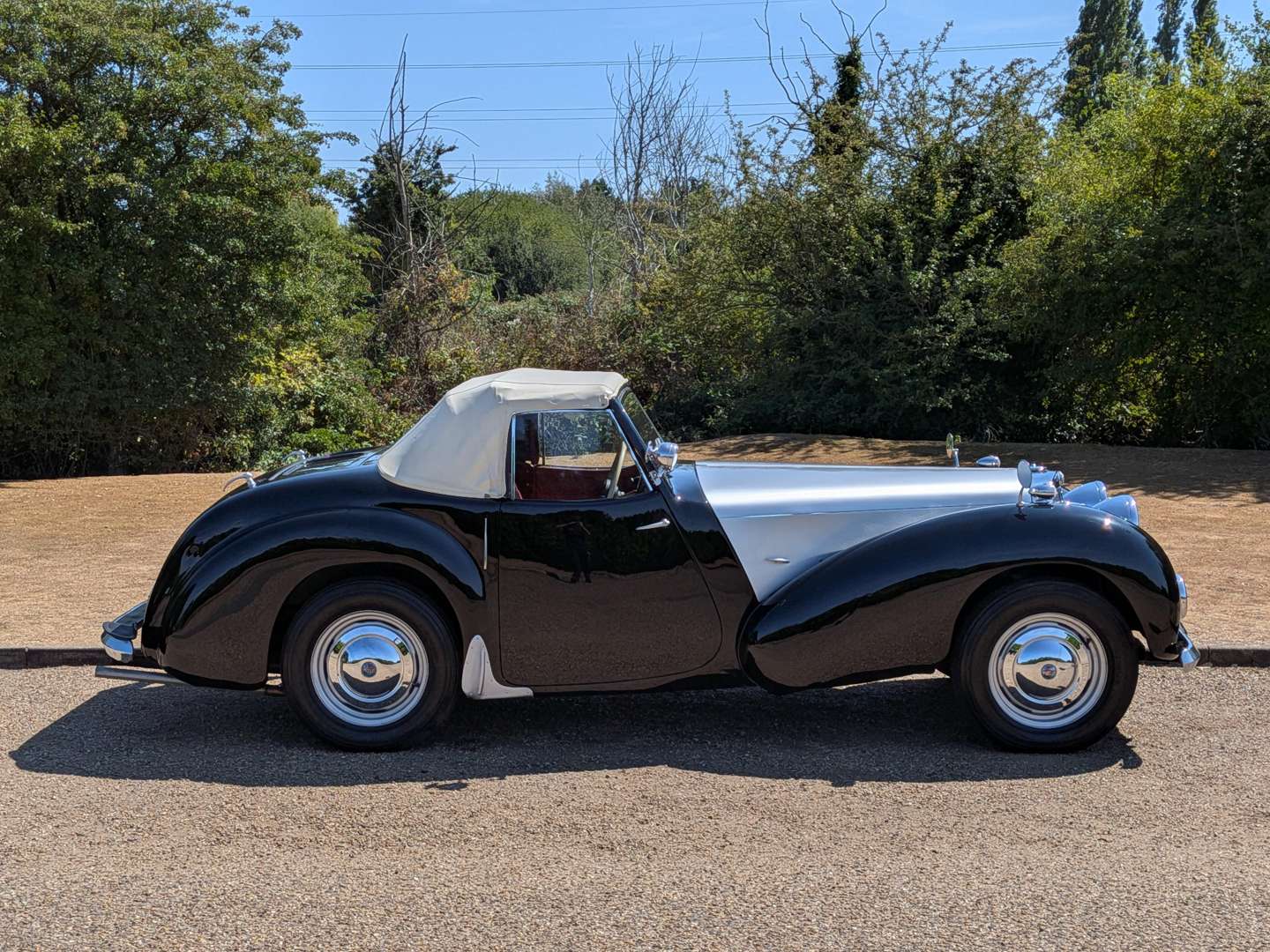 <p>1947 TRIUMPH ROADSTER</p>