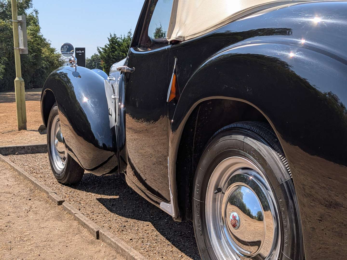 <p>1947 TRIUMPH ROADSTER</p>