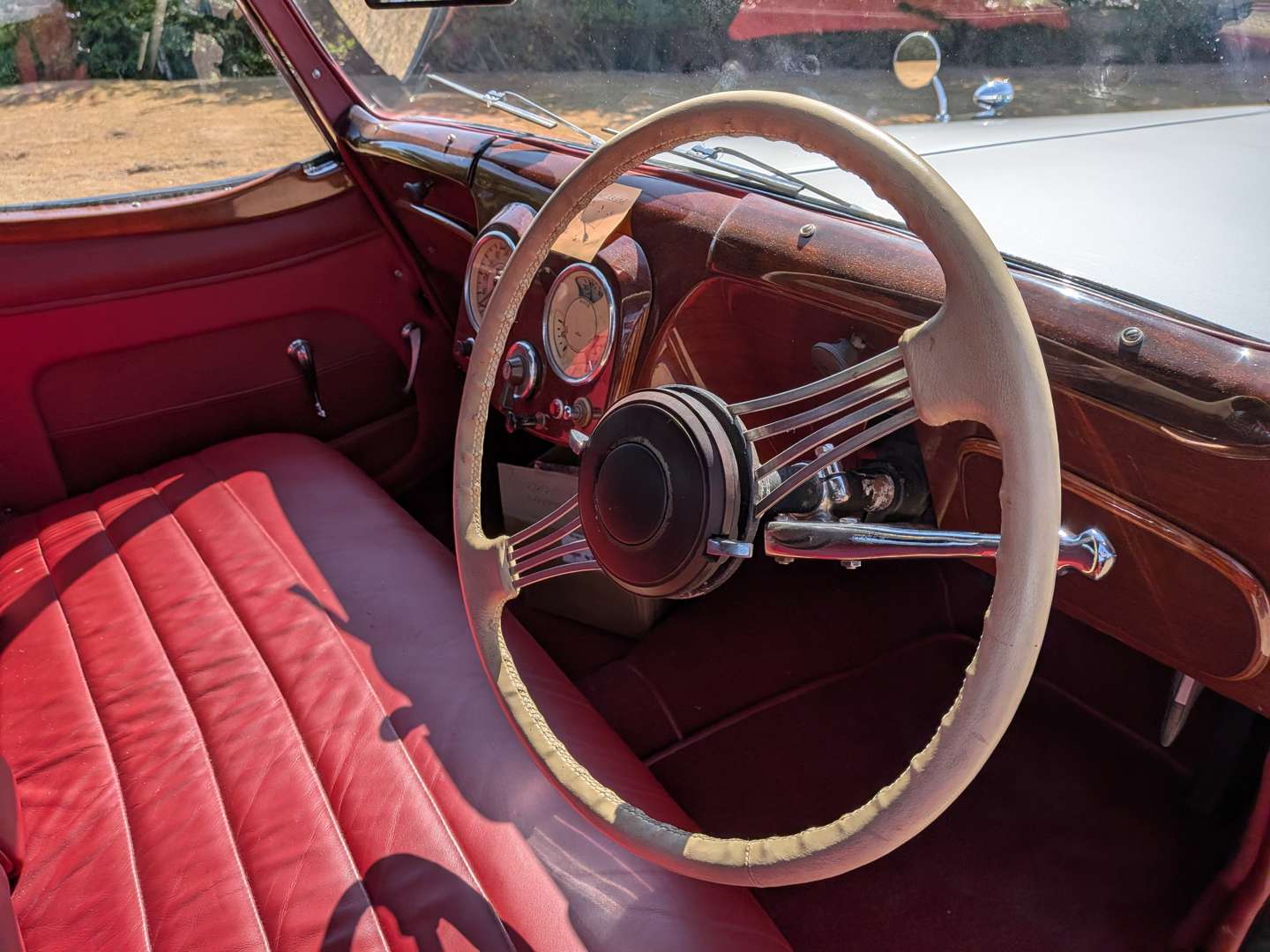 <p>1947 TRIUMPH ROADSTER</p>