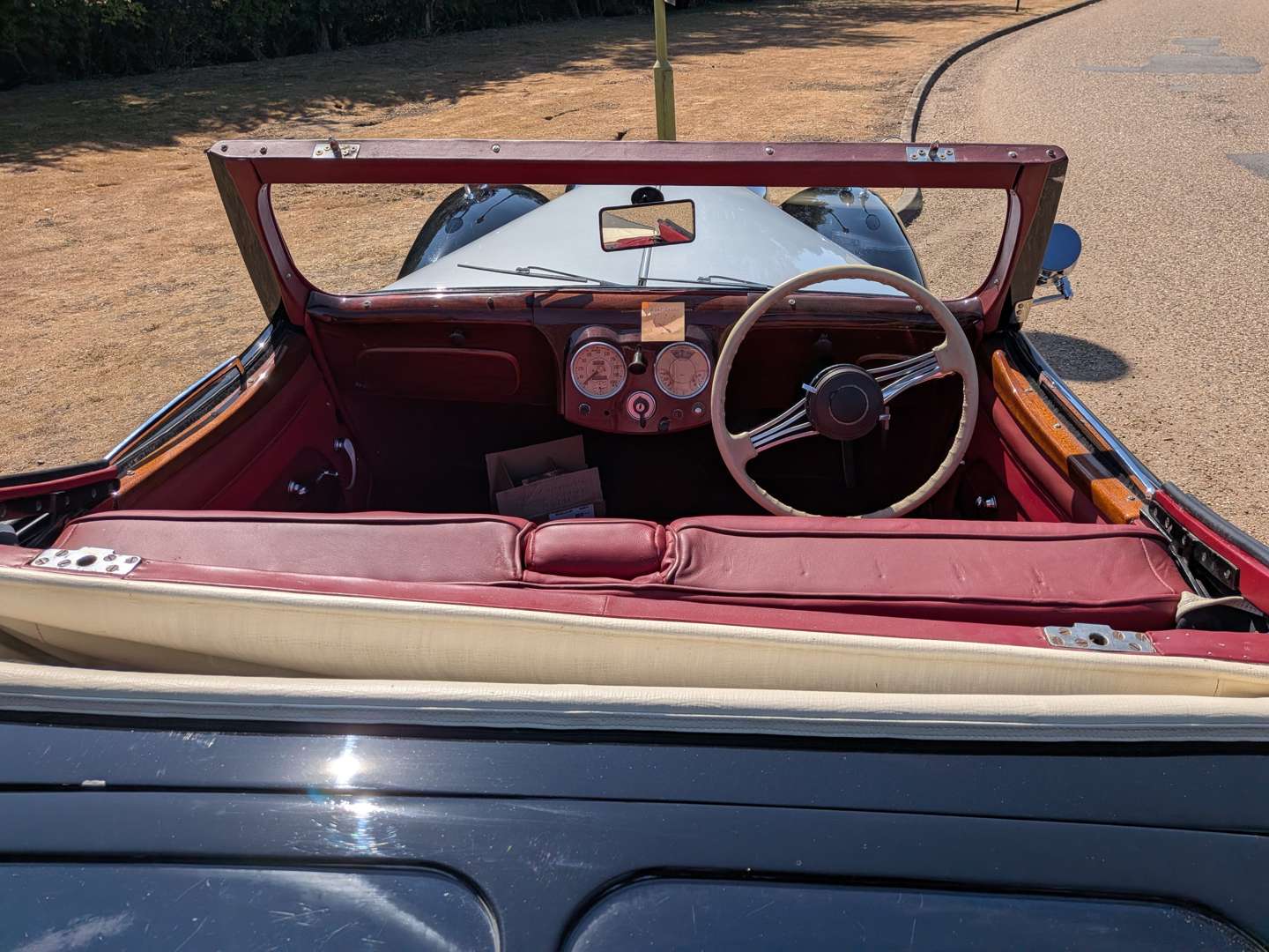 <p>1947 TRIUMPH ROADSTER</p>
