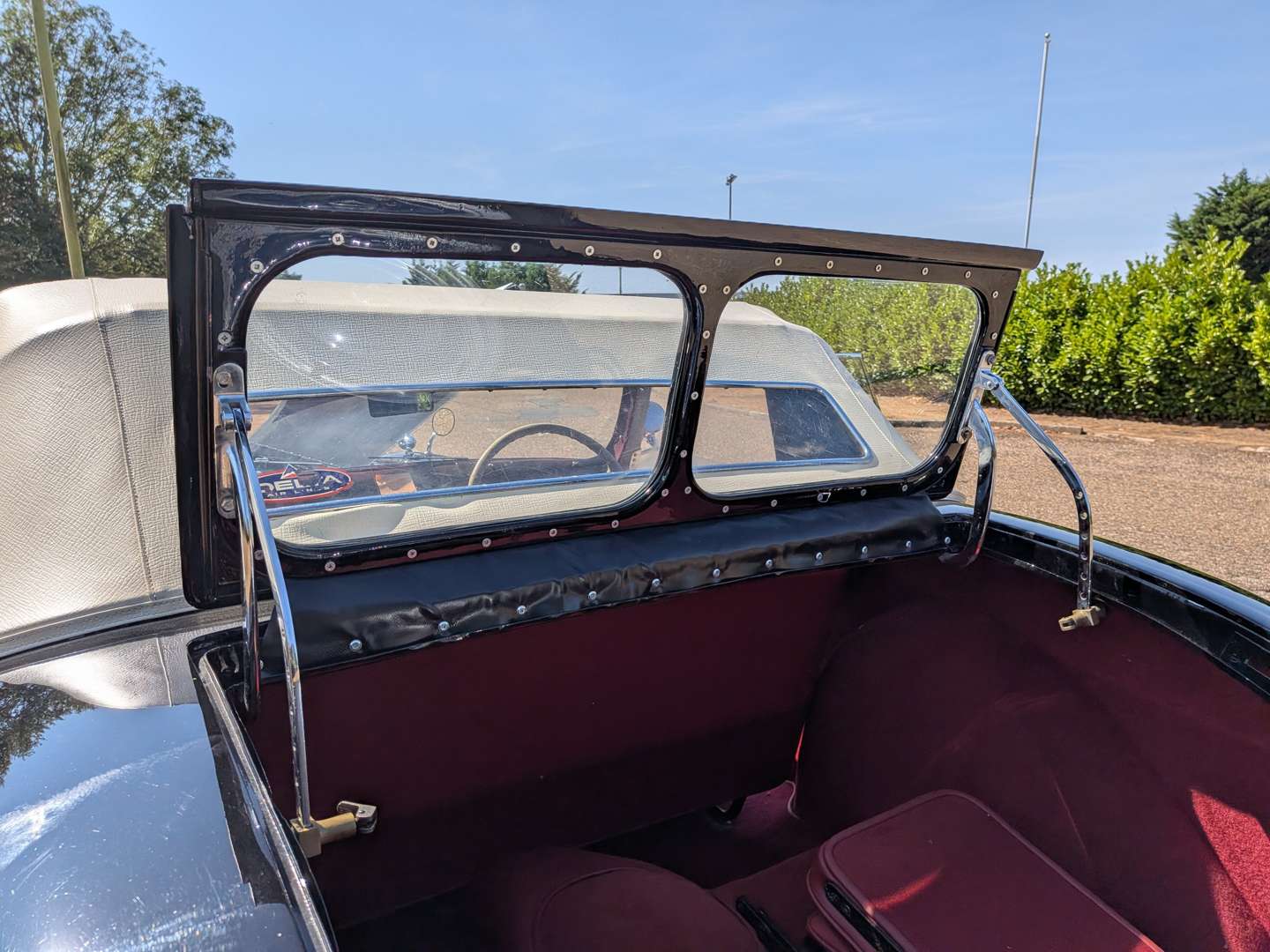 <p>1947 TRIUMPH ROADSTER</p>
