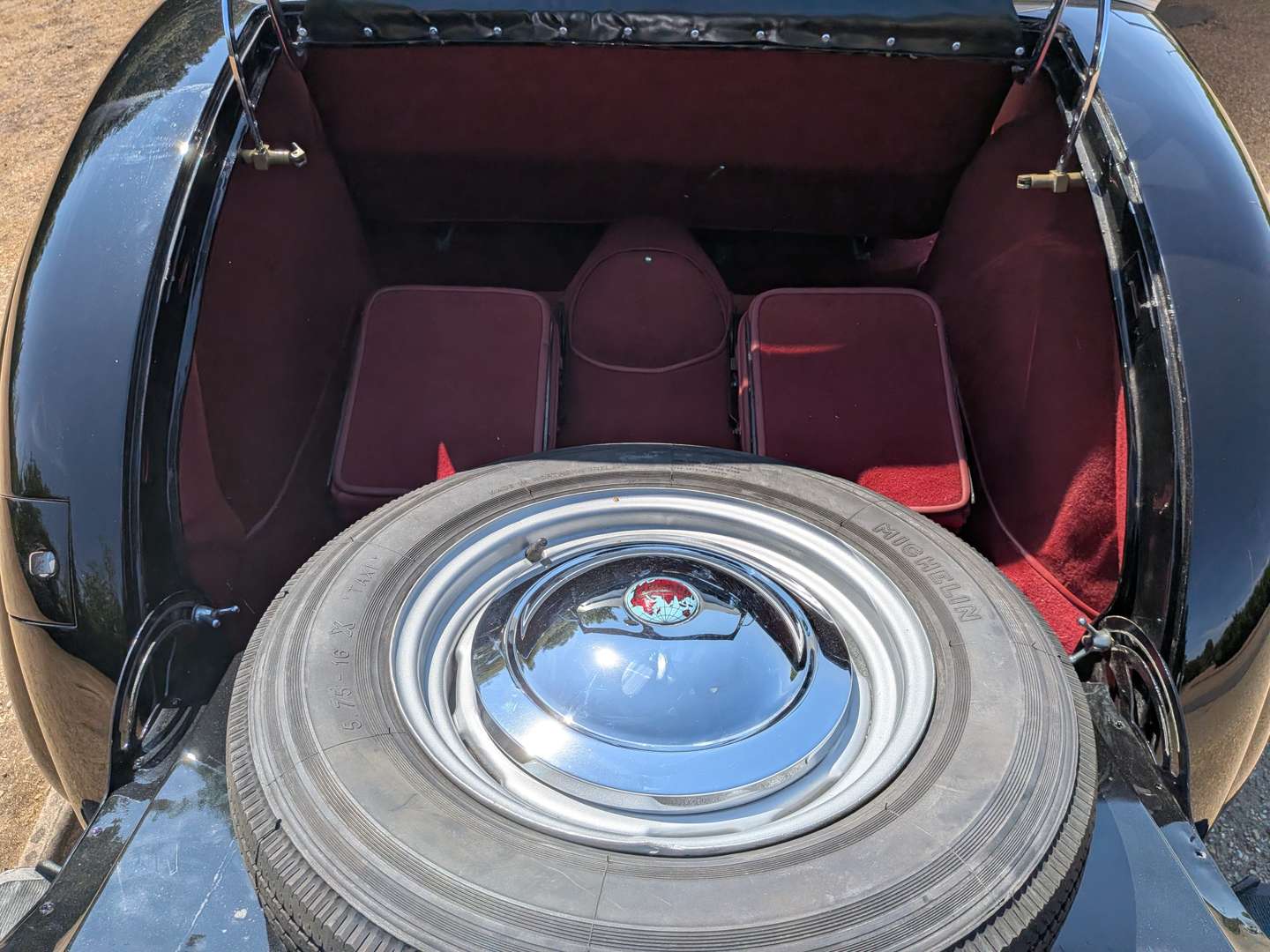 <p>1947 TRIUMPH ROADSTER</p>
